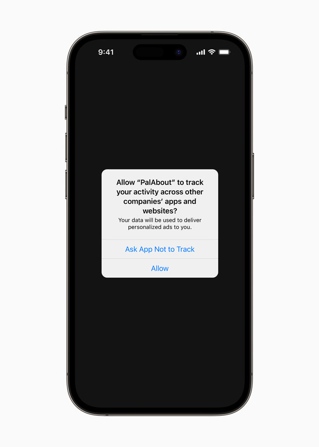 إشعار لميزة شفافية تتبّع التطبيقات من تطبيق معروض على iPhone 14 Pro.
