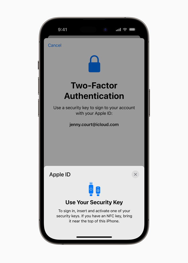 iPhone 14 Pro’da Apple ID için Güvenlik Anahtarları’nı kullanan iki faktörlü kimlik doğrulama gösteriliyor.