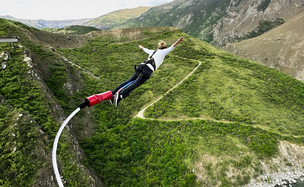 AJ Hackett Bungy New Zealand, iPhone kullanarak Yeni Zelanda’daki beş muhteşem lokasyonda müşterileriyle birlikte göz alıcı fotoğraflar çekiyor ve paylaşıyor.